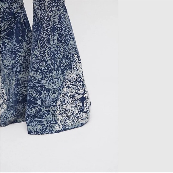 ❤️💜💙💛 FREE PEOPLE Blue Float On Flare Jeans Embroidered Paisley Jeans Size 28 - Picture 2 of 16